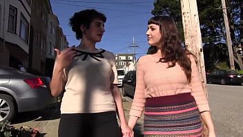 play 自然な巨乳の毛むくじゃらのレズビアン