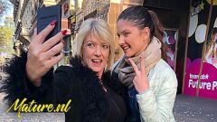 Reproduzir Milf Amy Hart, de 56 anos, e a adolescente Francesca DiCaprio em Tinder Data Lesbian Encounter