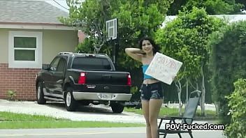 再生 プールの隣の私の庭でクソ儲かる雌犬