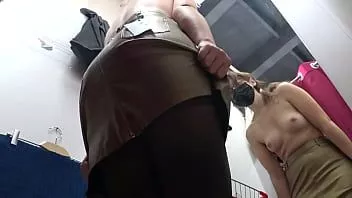 Redare Voyeur se uită pe sub fustă în public. și cu o cameră ascunsă într-o cameră de probă spionează o fată cu un fund zemos în colanți de nailon. fetișul picioarelor.