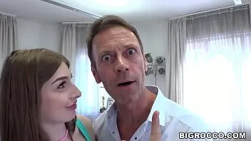 Abspielen Rocco Siffredi und Chad Rockwell haben Mona Sweet bei einem Dreier grob gehämmert