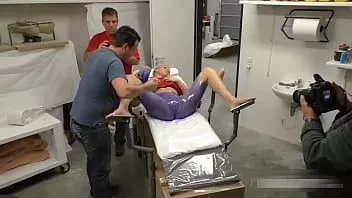 播放 劳琳粉红色让她的阴道成型
