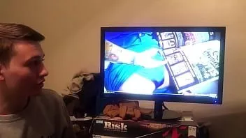 Oynat Porno incelemesi 3 ama oda arkadaşlarım arka planda morina oynuyor