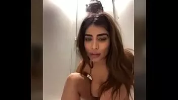 play Francuska arabka camgirl squirting w publicznej toalecie?