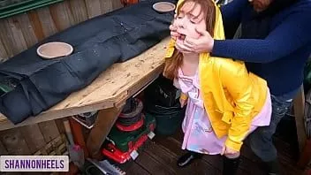 play "per favore non dirlo ai miei genitori" - troia squirtante viene catturata nel capannone e inculata - shannon heels