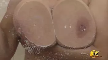 Oynat Göğüslerimi cama bastırdım ve sonra bir su akışıyla mastürbasyon yaptım
