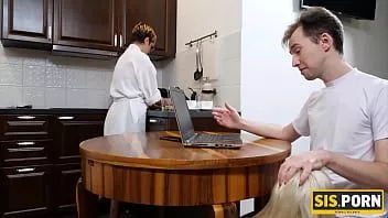 Oynat Kardeşim. porno. genç oral seks kabul eder ve üvey kardeşinin ereksiyon olduğunu öğrendiğinde delinmek
