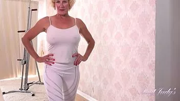 Abspielen Tantejudys - 56-jährige vollbusige britische Gilf Molly beim Training mit großen Titten