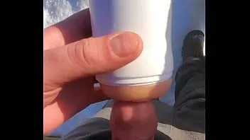 Abspielen In der Öffentlichkeit mit Taschenmuschi abspritzen, es war eiskalt