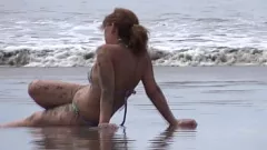 play Sarışın MILF Siyahi Stud ile Sert Sikişmeden Önce Sahilde Ortaya Çıkarıyor ve Mastürbasyon Yapıyor