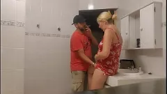 play Marido cornudo pilla a su esposa infiel en una orgía de barbacoa follando el coño