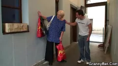 Oynat Büyük Memeli Sarışın Büyükanne Gerçeklik Seks Seks Oyununda Aşağı ve Kirli Olur