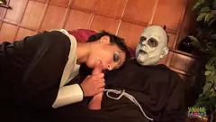 play Aventura sexuală în grup a unei MILF blonde: o orgie îmbrăcată în ciorapi cu sâni mari și sâni falși