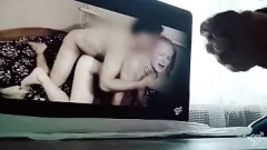 play Cumming mientras mira videos privados: la aventura anal de la padrastro con la hijastra adolescente