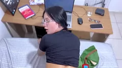 Reproduzir O jogador latino curvilíneo é pego na câmera enquanto joga o jogo de namoro