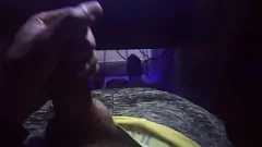 Reproducir La sesión de handjob en solitario termina en una corriente