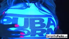 play Samantha Saint's Black Light Solo - كس ، الثدي الكبير المكشوف