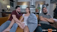 play Petite Teen Violet Reign wordt hardcore in POV date night