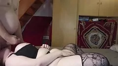 Jouer BBW Slut prend deux bites épaisses dans un gangbang brut