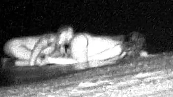 Afspelen Zeer geil koppel neukt 's nachts op het strand
