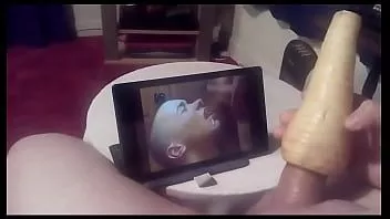 Afspelen Pastinaak wank en cum kijken naar video