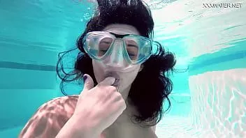 Play Brita piskova masturbates underwater in the swimming pool